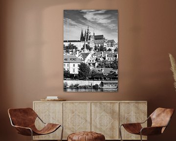 Vue sur la rive gauche de la Vltava depuis le pont Charles | Monochrome sur Melanie Viola