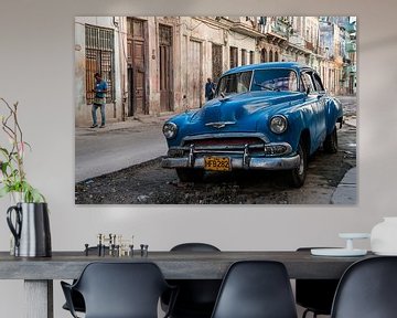 Blauer Klassiker in Centro Havanna von Theo Molenaar