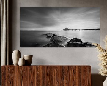 Timmendorfer Strand met theehuis en pier in zwart-wit van Manfred Voss, Schwarz-weiss Fotografie