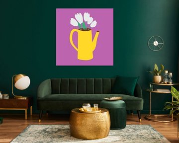 Abstraktes Stilleben mit gelber Gießkanne und weißen Tulpen von Milky Fine Art