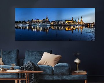 Historische Skyline Dresden an der Elbe zur blauen Stunde