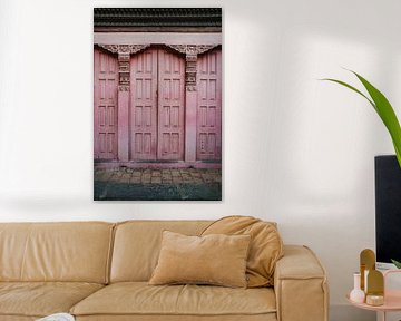 Vieille porte rose en bois. Architecture pastel sur Ayla Maagdenberg