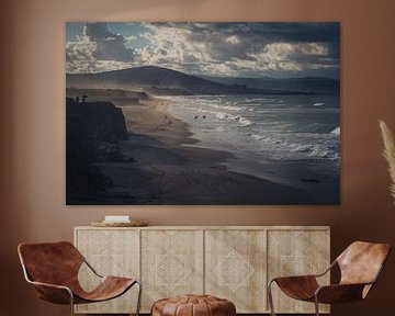 Die wilde Küste Galiciens mit Surfern, Spanien von Bart Hageman Photography