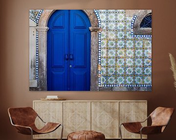 Blauwe mozaiek tegels deur in Tavira, Portugal van Bart Hageman Photography