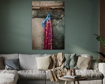 Stilleven van paarse bloemenkransen met aan blauw lint, hangend aan een spijker van Ayla Maagdenberg