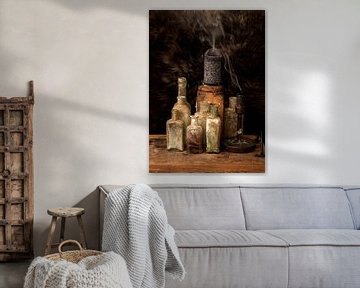 Stilleben mit Flaschen und ausgeblasenen Kerzen von Theo Felten