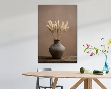 Vase avec plumes sur Raoul van Meel