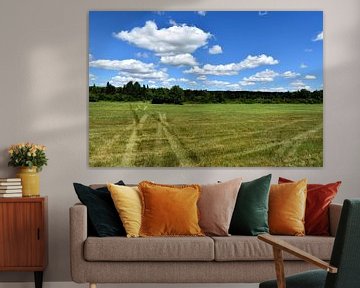 Tractorsporen in een veld in de zomer van Claude Laprise