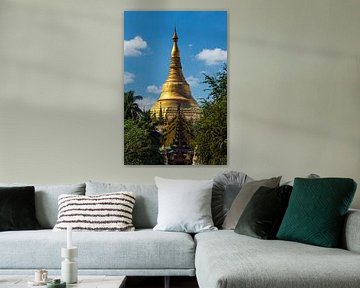 De Shwedagon Pagode in Yangon Myanmar van Roland Brack