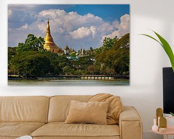 De Shwedagon Pagode in Yangon Myanmar van Roland Brack