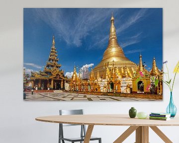 Die Shwedagon Pagode in Rangoon Myanmar von Roland Brack