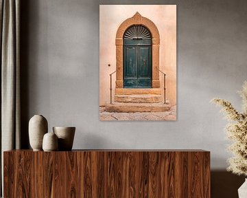 Elegante blauwe houten deur met stenen rand en trap van Dafne Vos