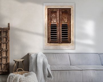 Charakteristisches Fenster mit geschlossenen Holzläden von Dafne Vos