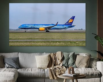 Départ du Boeing 757 d'Icelandair aux couleurs de 80 ans d'aviation. sur Jaap van den Berg