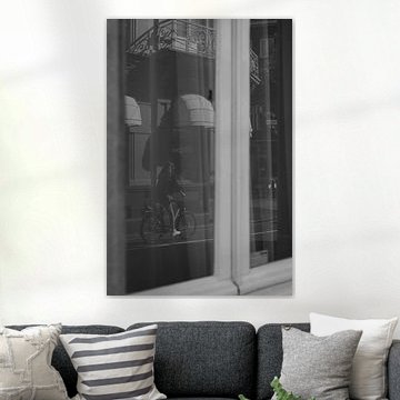 Spiegelbeeld van een winkelstraat in Maastricht