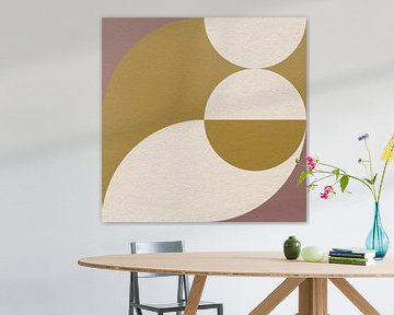 Moderne abstracte minimalistische kunst met geometrische vormen in geel, donker roze, beige van Dina Dankers