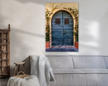 Vieille porte bleue en bois avec du lierre sur Dafne Vos