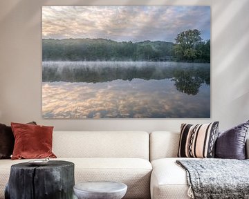 Mistige zonsopkomst aan een meer by John van de Gazelle