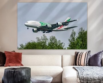Emirates Airbus A380 gaat landen op Schiphol. van Jaap van den Berg
