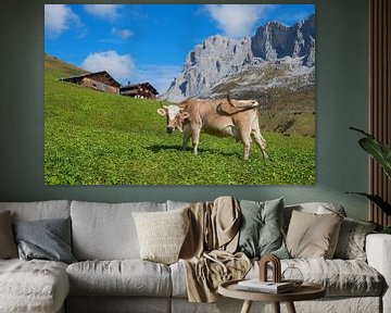 Zwitserse melker in alpenlandschap van SusaZoom