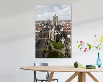 Emile Braunplein liegt im Herzen der Stadt Gent mit Blick auf die St. Nikolaus-Kirche von W J Kok