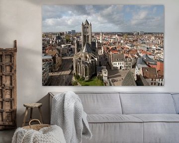 Emile Braunplein liegt im Herzen der Stadt Gent mit Blick auf die St. Nikolaus-Kirche von W J Kok