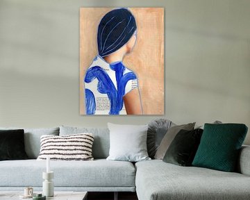 Vrouwenportret in zalm roze en kobalt blauw van achteren