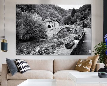 Alte Steinbrücke in der Toskana