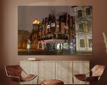 Hundertwasser's Groene Citadel van Maagdenburg bij nacht van t.ART