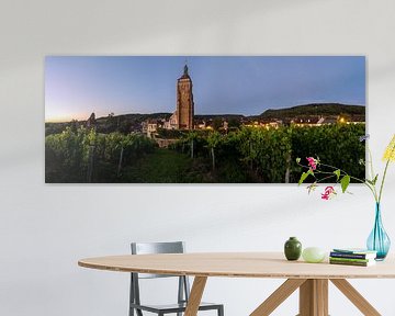 Panorama von Arbois mit Kirche und Weinberg