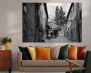 Romantisch steegje in Volterra Toscane van Frank Andree