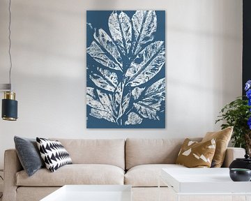 Weiße Blätter im Retro-Stil. Moderne botanische minimalistische Kunst in weiß auf blau. von Dina Dankers