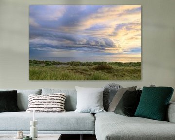 Sonnenaufgang in den Dünen der Insel Texel mit einer nahenden Gewitterwolke von Sjoerd van der Wal