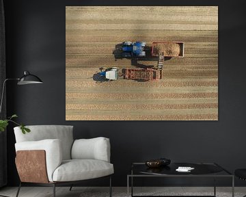 Tractors die uien oogsten op een veld van bovenaf gezien van Sjoerd van der Wal Fotografie