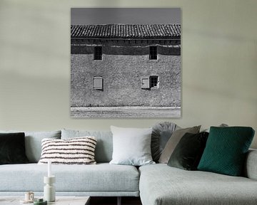 Zwart-witfoto van een oud plattelandshuis met luiken en pannendak in Frankrijk van Dina Dankers