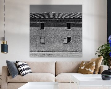 Zwart-witfoto van een oud plattelandshuis met luiken en pannendak in Frankrijk van Dina Dankers