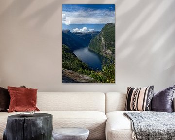 Vue du plateau rocheux sur le Geirangerfjord sur Anja B. Schäfer