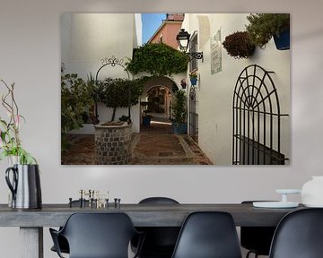 Une jolie petite rue dans la vieille ville d'Estepona.