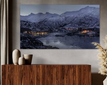 De staatlantarens, besneeuwde bergen weerspiegelen in het fjord van Erwin Floor