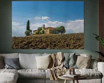 Typique de la Toscane, église toscane isolée dans le champ.