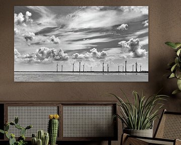 Windmühlen in schwarz-weiß mit schöner Wolkendecke von Kees Dorsman