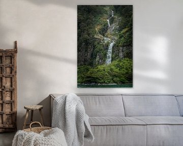 Grote waterval Milford Sound kust Nieuw Zeeland. Jungle. van Albert Brunsting