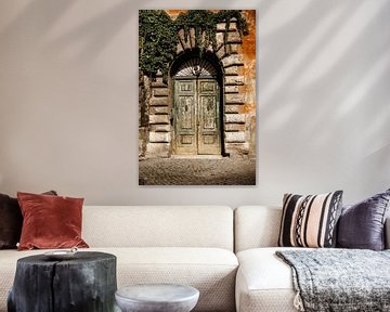 Vervallen deur | Travel photography print Rome Italy Art Print van Chriske Heus van Barneveld