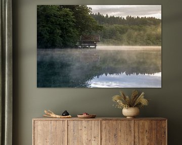 Brouillard mystique après la pluie sur un lac en Bavière, Allemagne sur Raphael Koch