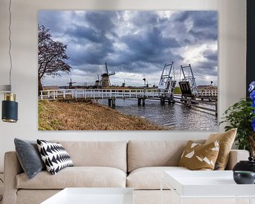 Molens van Kinderdijk achter ophaalbrug van Kees Dorsman
