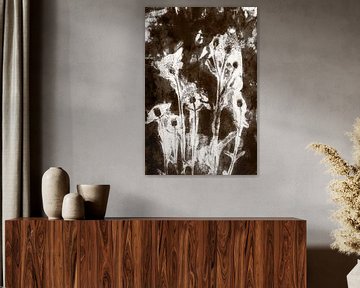 Bloemen in retro stijl. Moderne botanische minimalistische kunst in warm donkerbruin en wit van Dina Dankers
