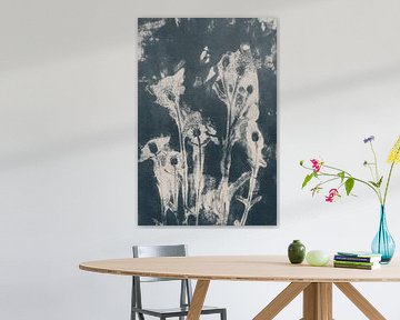 Bloemen in retro stijl. Moderne botanische minimalistische kunst in grijs blauw en gebroken wit van Dina Dankers