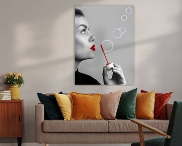 Bubbles - Vrouw met bellenblaas - zwart wit met rode accenten van Misty Melodies