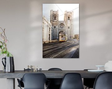 Straßenbahn, Kirche und alte Gassen in Lissabon von Fotos by Jan Wehnert