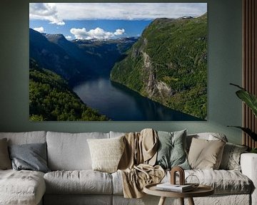 Vue lointaine sur le Geirangerfjord sur Anja B. Schäfer